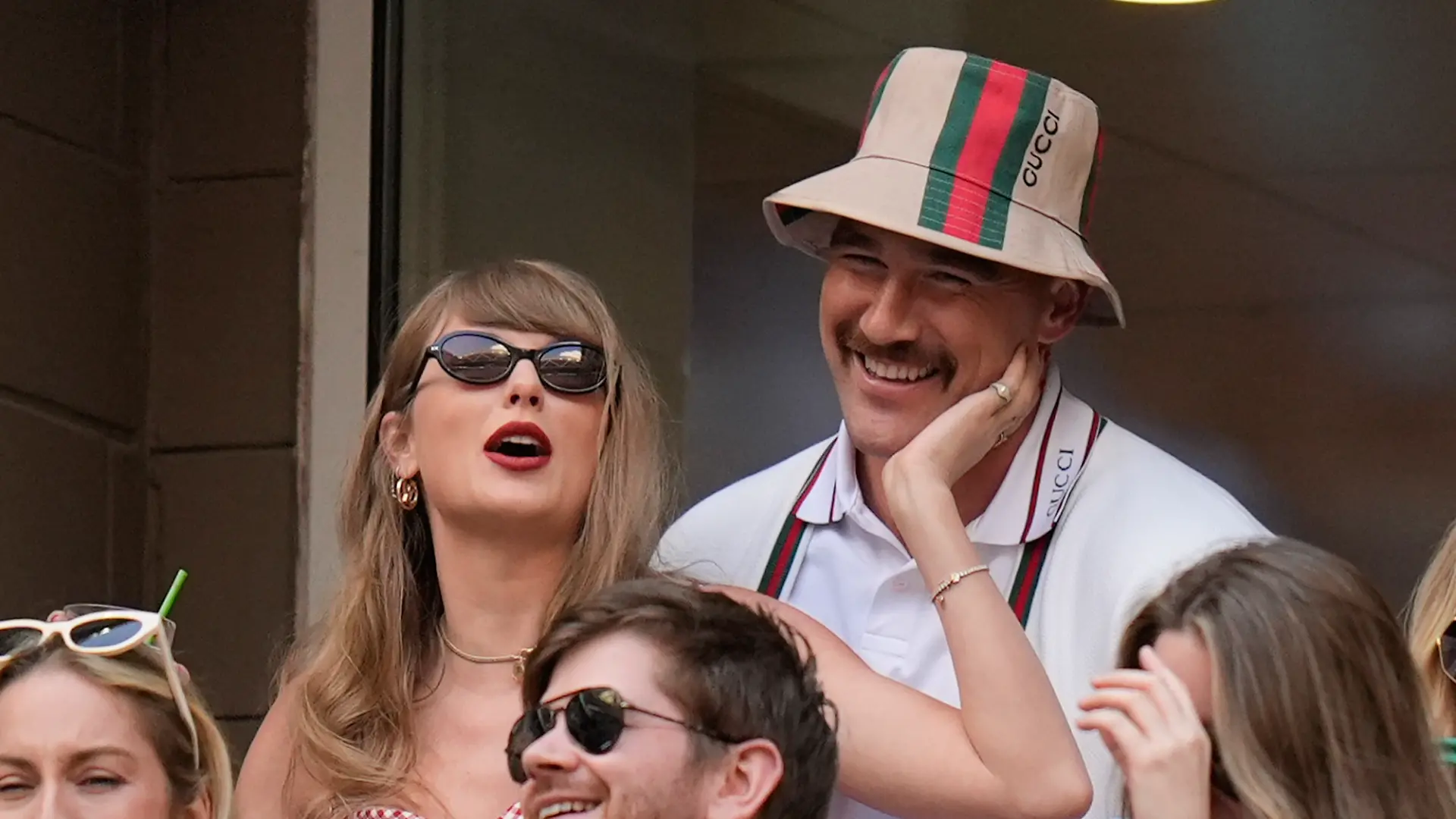 Taylor Swift und Kansas City Chiefs Tight End Travis Kelce 