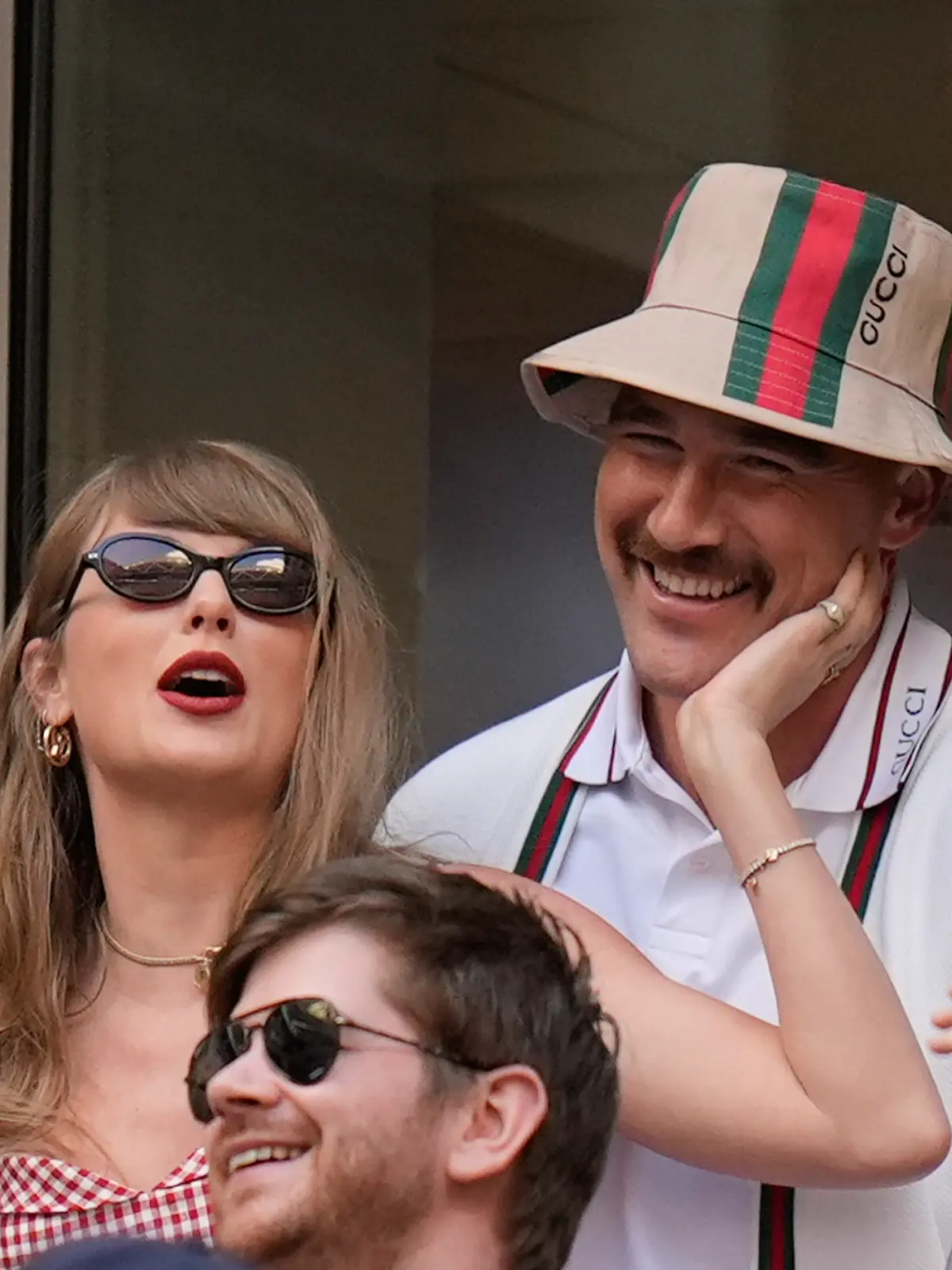 Taylor Swift und Kansas City Chiefs Tight End Travis Kelce 