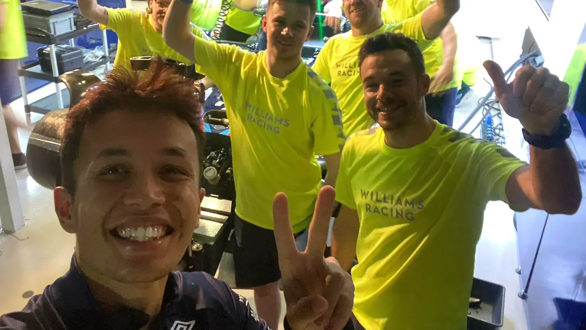 "Von Platz 20 in die Punkte. Fühlt sich wie ein Sieg an", twitterte Alex Albon nach dem Australien-GP zu diesem Foto