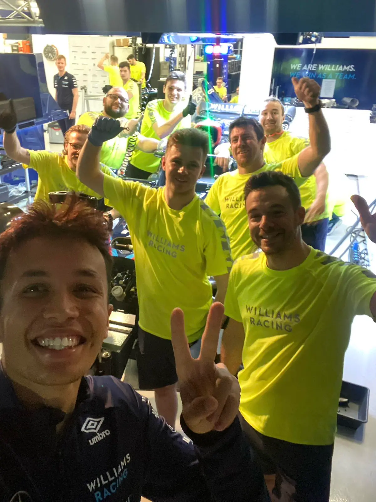 "Von Platz 20 in die Punkte. Fühlt sich wie ein Sieg an", twitterte Alex Albon nach dem Australien-GP zu diesem Foto