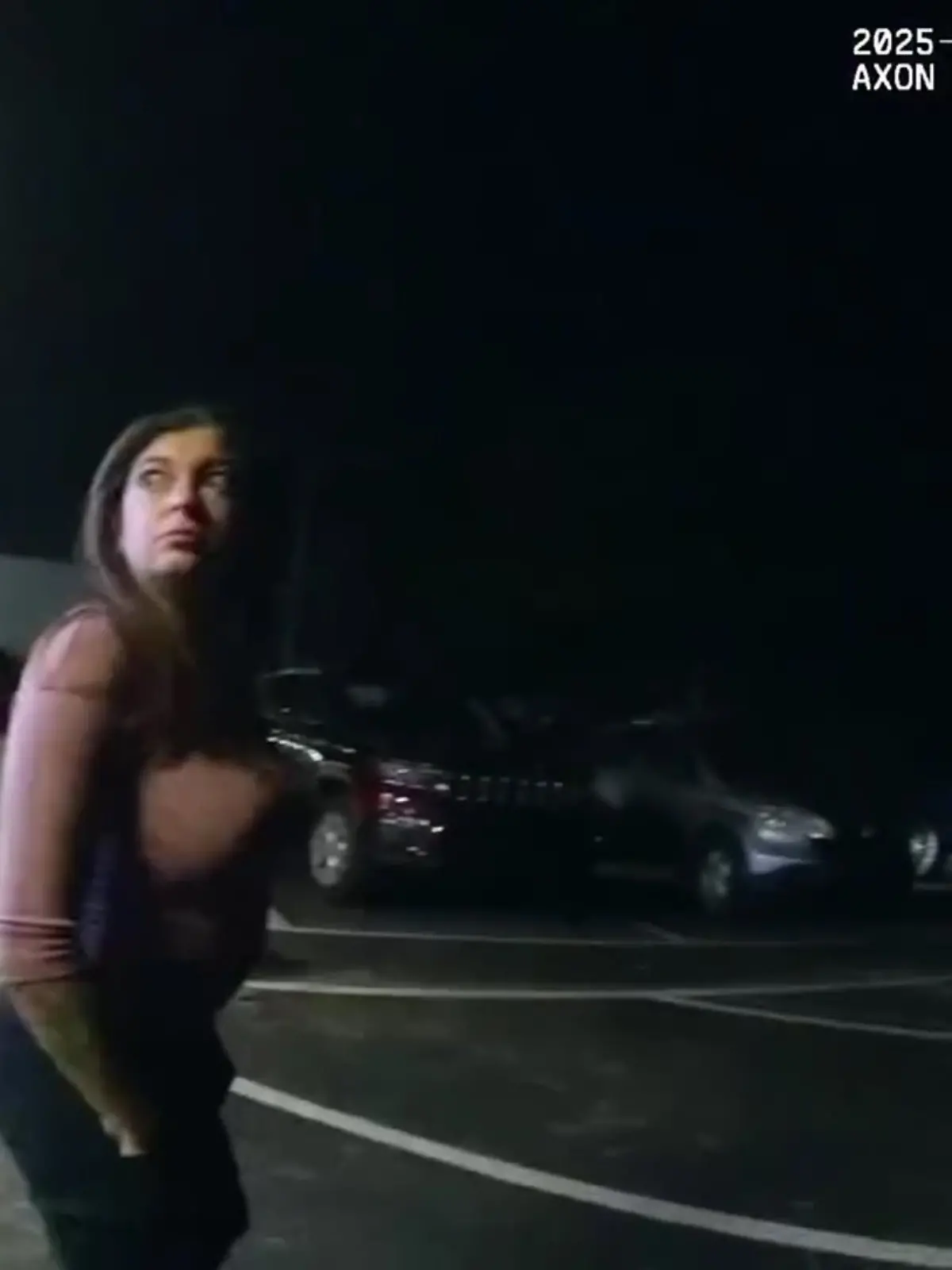 Eine Mutter (35) aus Florida und ihr Freund (39) lassen ihr zweijähriges Kind allein in ihrem Auto zurück – während sie fast zwei Stunden in einer Bar trinken. 