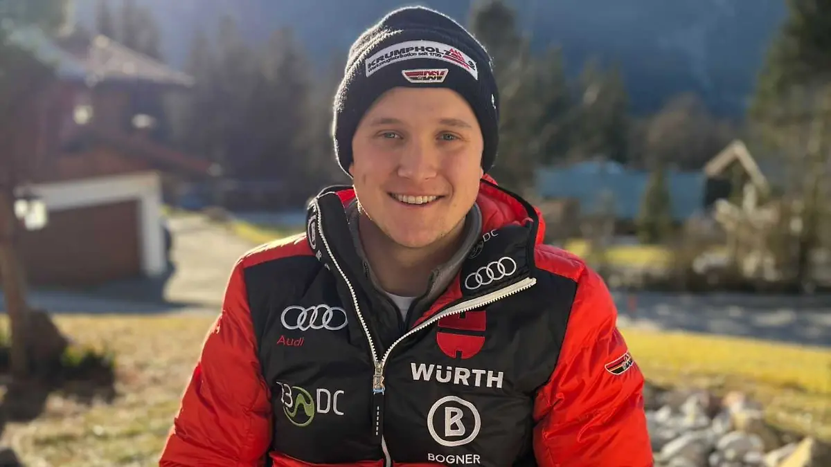 Jacob Schramm, Alpiner-Skirennläufer, sitzt vor einer Bergkulisse im Rollstuhl
