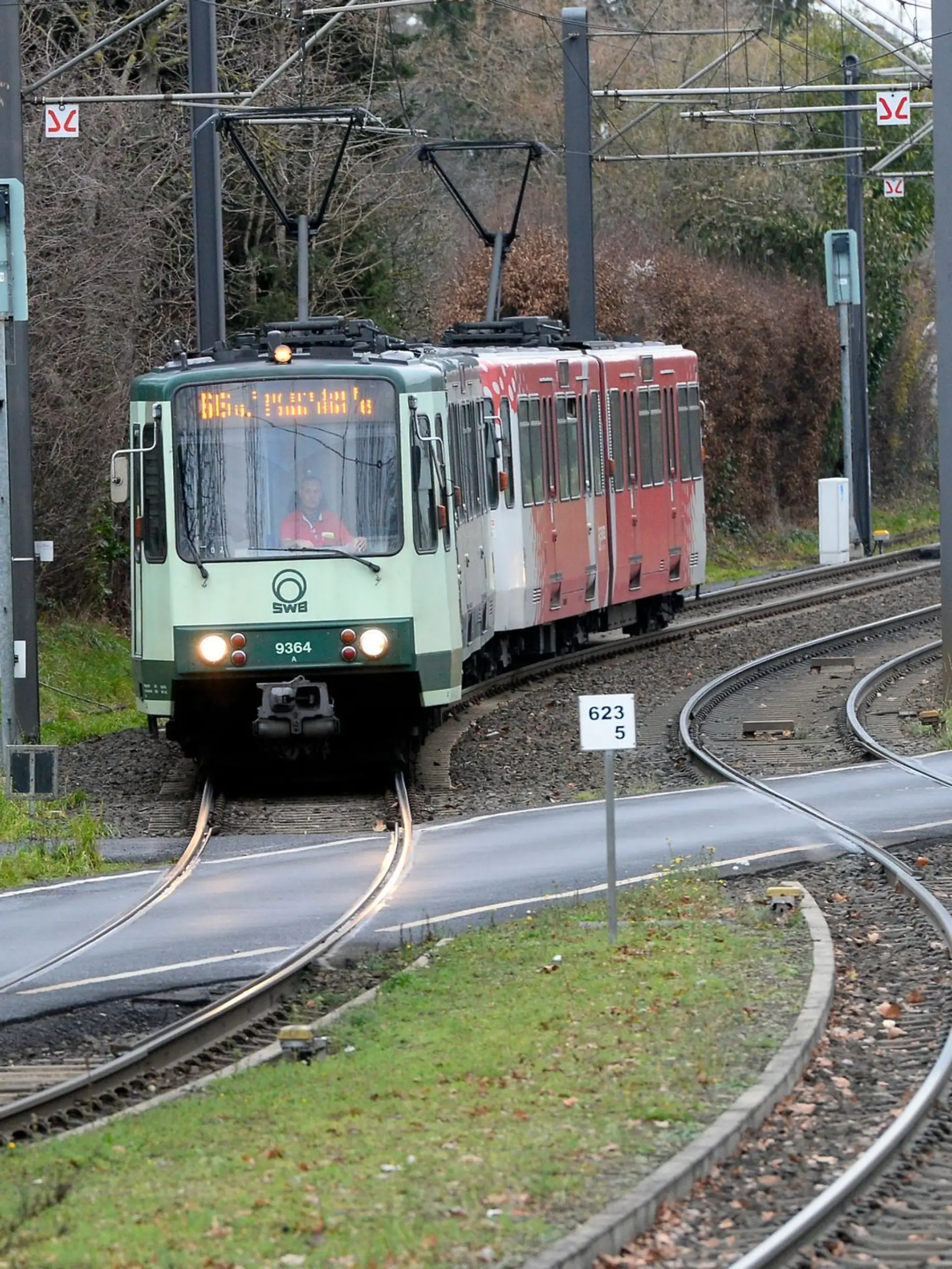 Bild zu: "Mann (79) überquert Gleise und wird von Straßenbahn erfasst – tot"