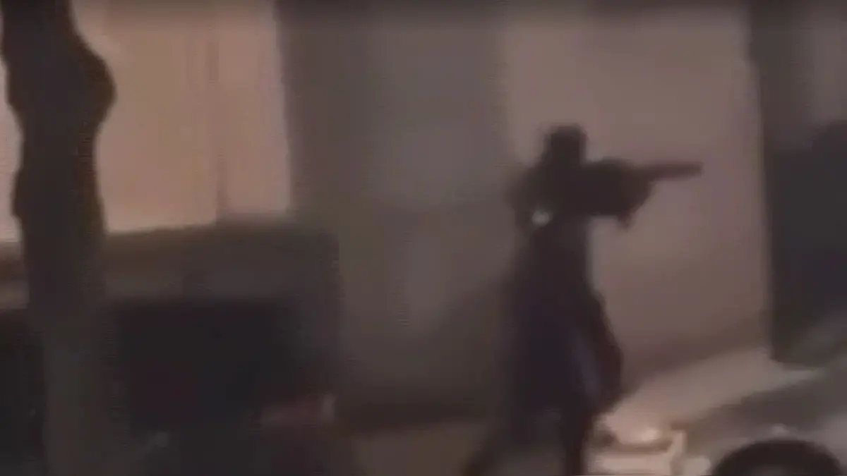 Überwachungskameras in Brüssel filmen die mit Maschinengewehren bewaffneten Schützen.