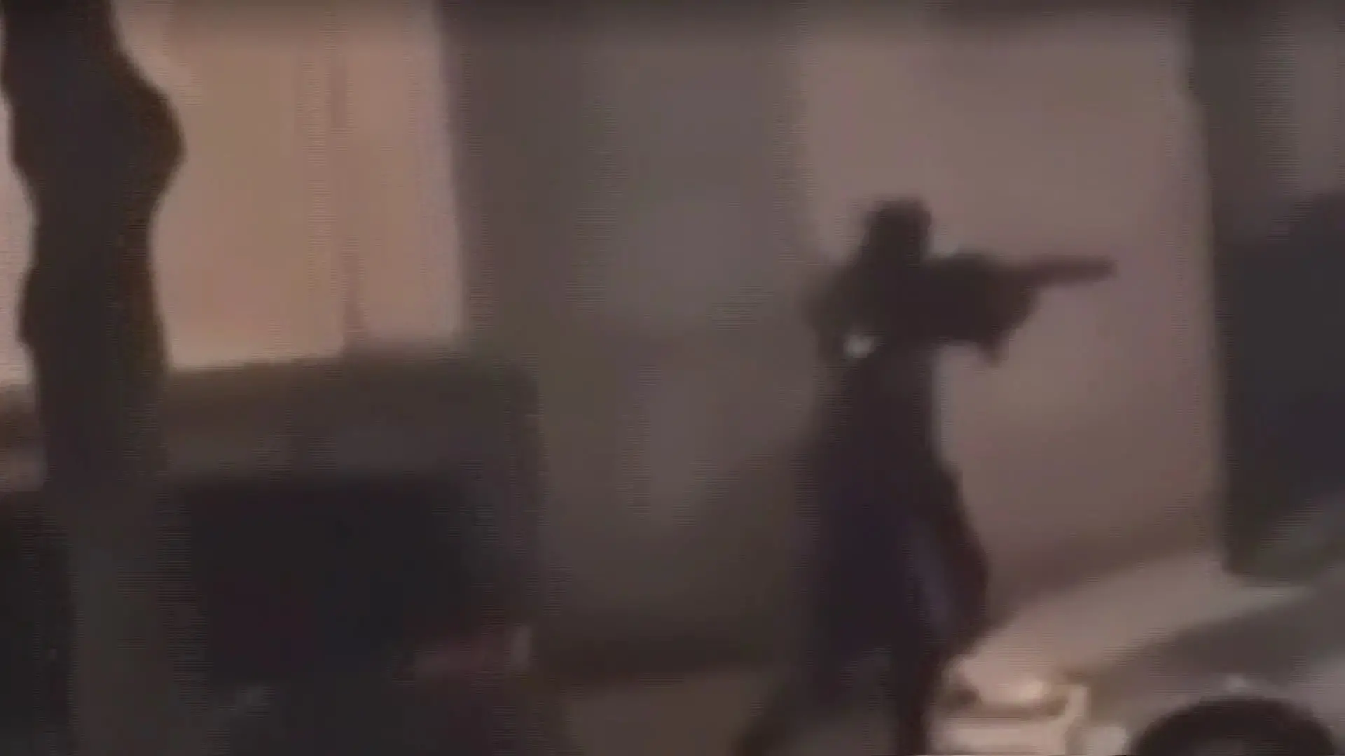 Überwachungskameras in Brüssel filmen die mit Maschinengewehren bewaffneten Schützen.