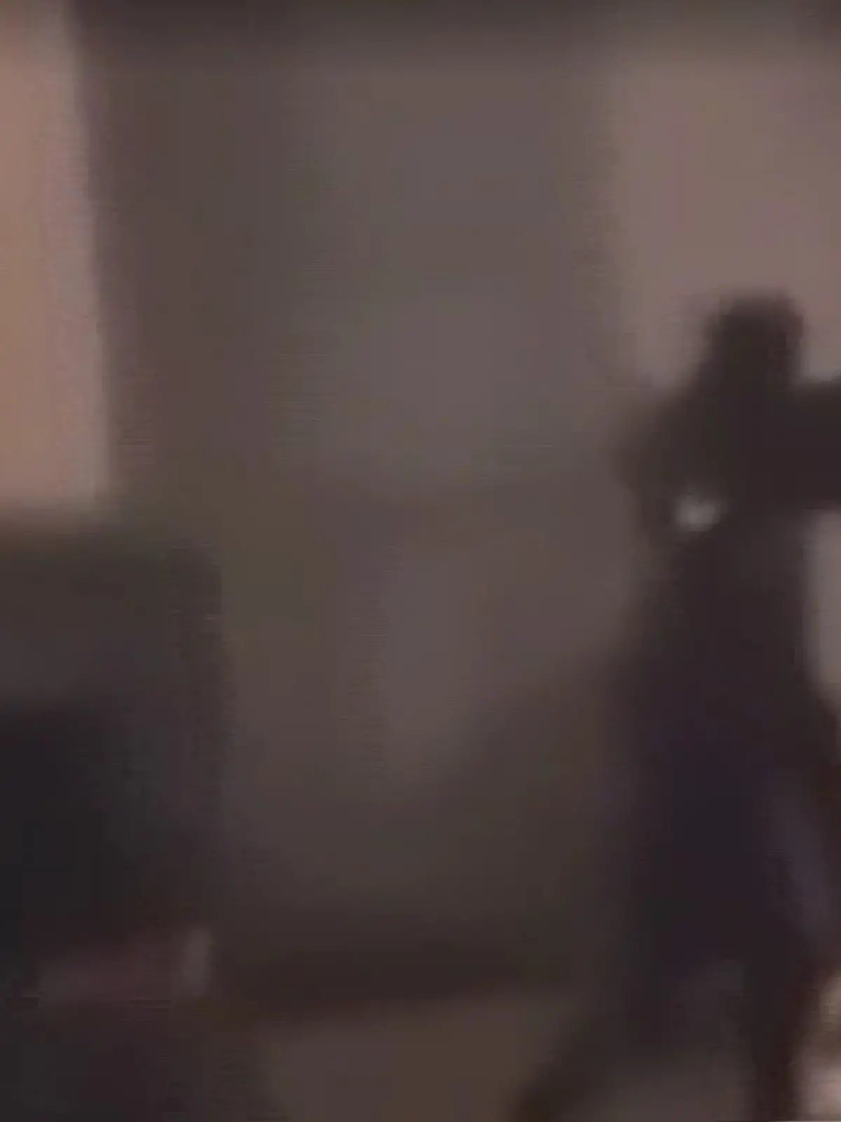 Überwachungskameras in Brüssel filmen die mit Maschinengewehren bewaffneten Schützen.