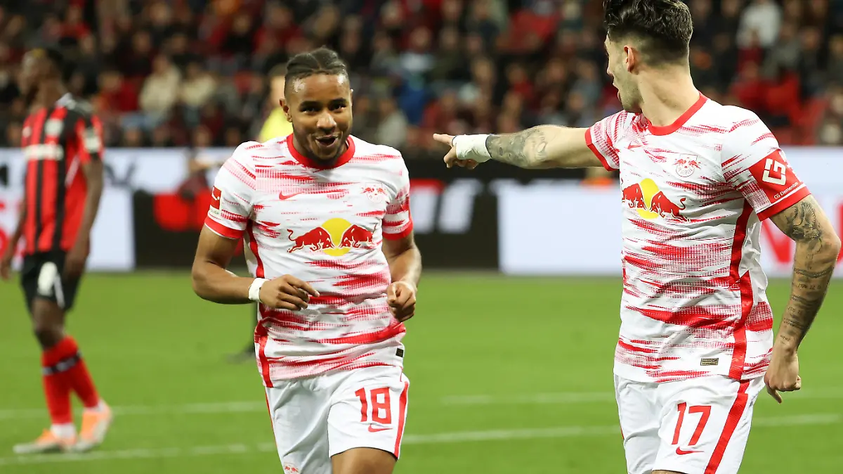 Leverkusen, BayArena, 17.04.22, 1. Bundesliga: Bayer 04 Leverkusen - RB Leipzig Bild: Jubel beim Torschuetzen zum 0:1 Dominik Szoboszlai (RB Leipzig) und Christopher Nkunku (RB Leipzig) Gemäß den Vorgaben der DFL Deutsche Fußball Liga ist es untersagt, in dem Stadion und/oder vom Spiel angefertigte Fotoaufnahmen in Form von Sequenzbildern und/oder videoähnlichen Fotostrecken zu verwerten bzw. verwerten zu lassen. // DFL regulations prohibit any use of photographs as image sequences and/or quasi-video.