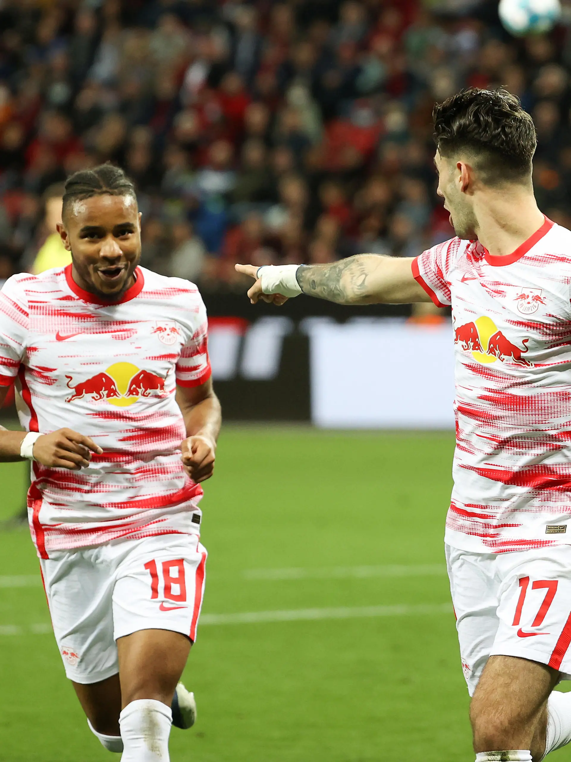 Leverkusen, BayArena, 17.04.22, 1. Bundesliga: Bayer 04 Leverkusen - RB Leipzig Bild: Jubel beim Torschuetzen zum 0:1 Dominik Szoboszlai (RB Leipzig) und Christopher Nkunku (RB Leipzig) Gemäß den Vorgaben der DFL Deutsche Fußball Liga ist es untersagt, in dem Stadion und/oder vom Spiel angefertigte Fotoaufnahmen in Form von Sequenzbildern und/oder videoähnlichen Fotostrecken zu verwerten bzw. verwerten zu lassen. // DFL regulations prohibit any use of photographs as image sequences and/or quasi-video.