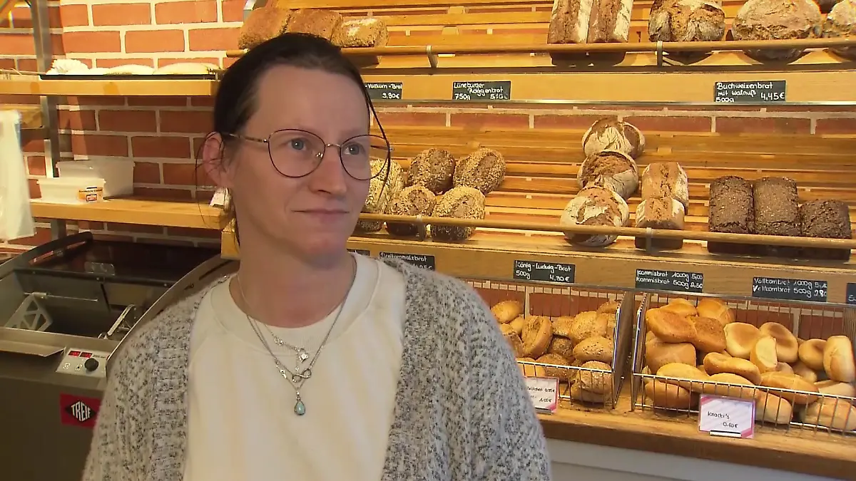 „Es ergreift einen schon, natürlich nimmt einen das mit.”, sagt Bäckereifachverkäuferin Jana Feske.