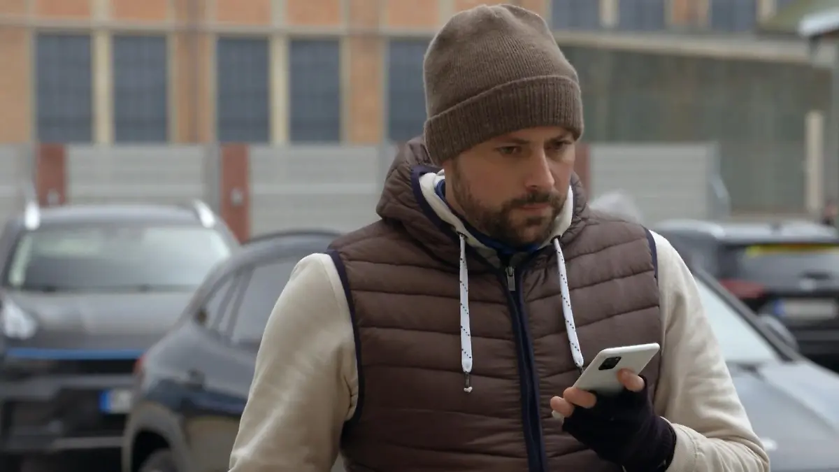 Am Valentinstag fällt es John nicht leicht, so viele glückliche Paare um sich herum zu sehen. Er vermisst seine Laura. 