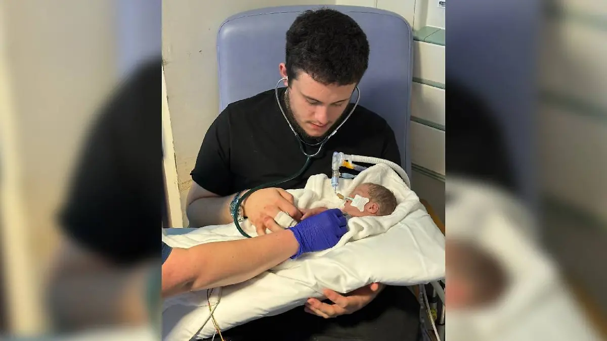 Papa Daniel mit seiner kleinen Tochter Athena-Pearl auf dem Arm