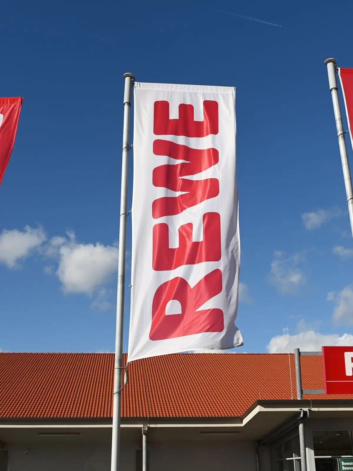 Bild zu: "Rewe-Mitarbeiter ohrfeigt Kundin vor zwei Kindern (3, 10)"
