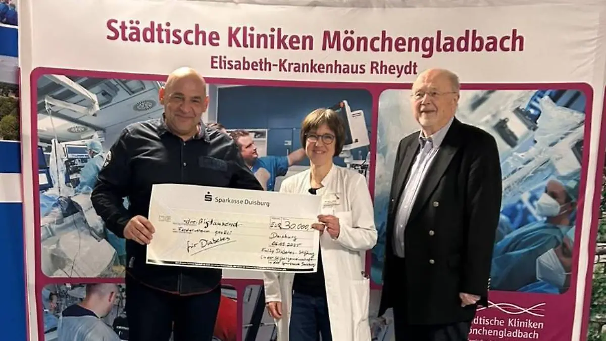 Kay Schierwagen, Ärztin Ursula Strier und Rechtsanwalt Wolfgang Steffens, der Schierwagen im Prozess um den Tod seiner Tochter vertreten hat (von links).