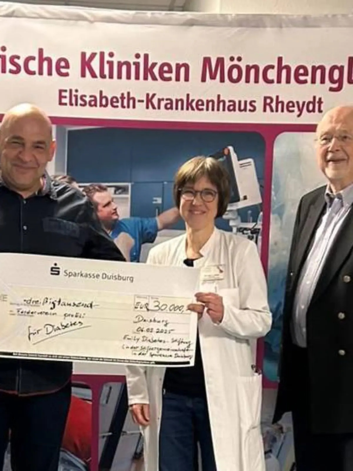 Kay Schierwagen, Ärztin Ursula Strier und Rechtsanwalt Wolfgang Steffens, der Schierwagen im Prozess um den Tod seiner Tochter vertreten hat (von links). 