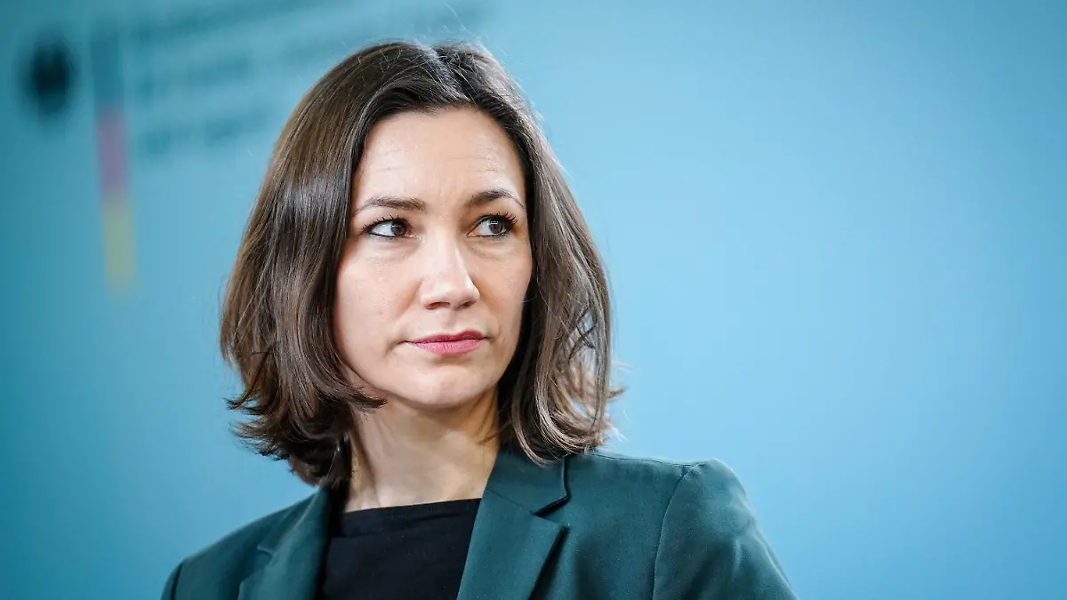 ARCHIV - 30.03.2022, Berlin: Anne Spiegel (Bündnis 90/Die Grünen), Bundesministerin für Familie, Senioren, Frauen und Jugend, gibt eine Pressekonferenz in ihrem Ministerium. (zu dpa "Ministerin Spiegel machte nach Flutkatastrophe vier Wochen Urlaub") Foto: Kay Nietfeld/dpa +++ dpa-Bildfunk +++