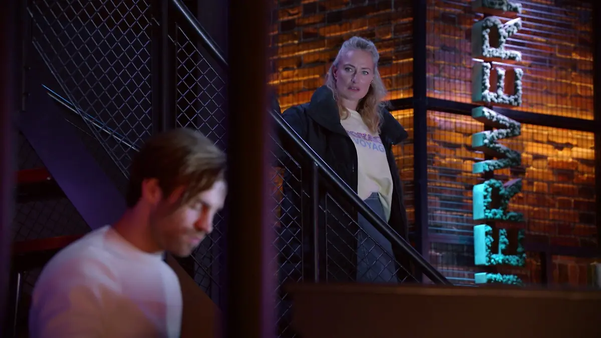 Maren kann ihren Blick einfach nicht mehr von Julian lassen. 
