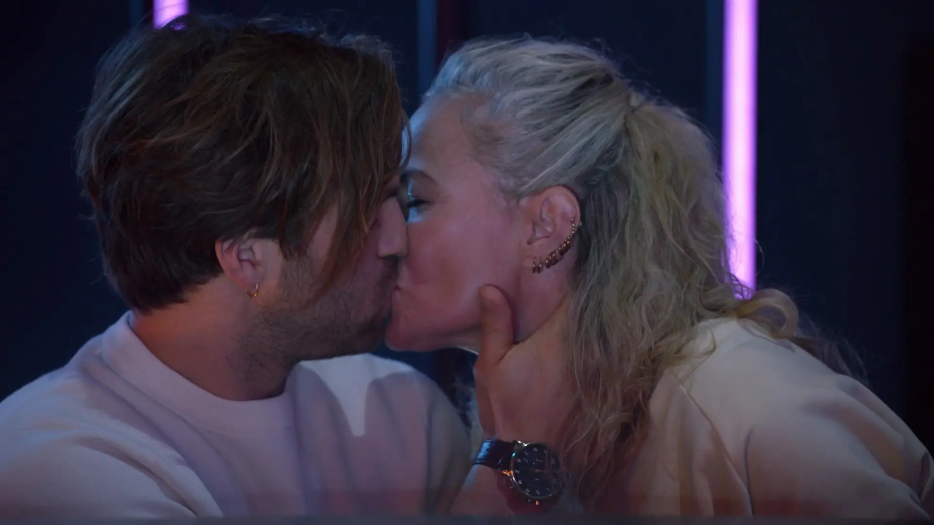 Und dann passiert es. Julian und Maren küssen sich.