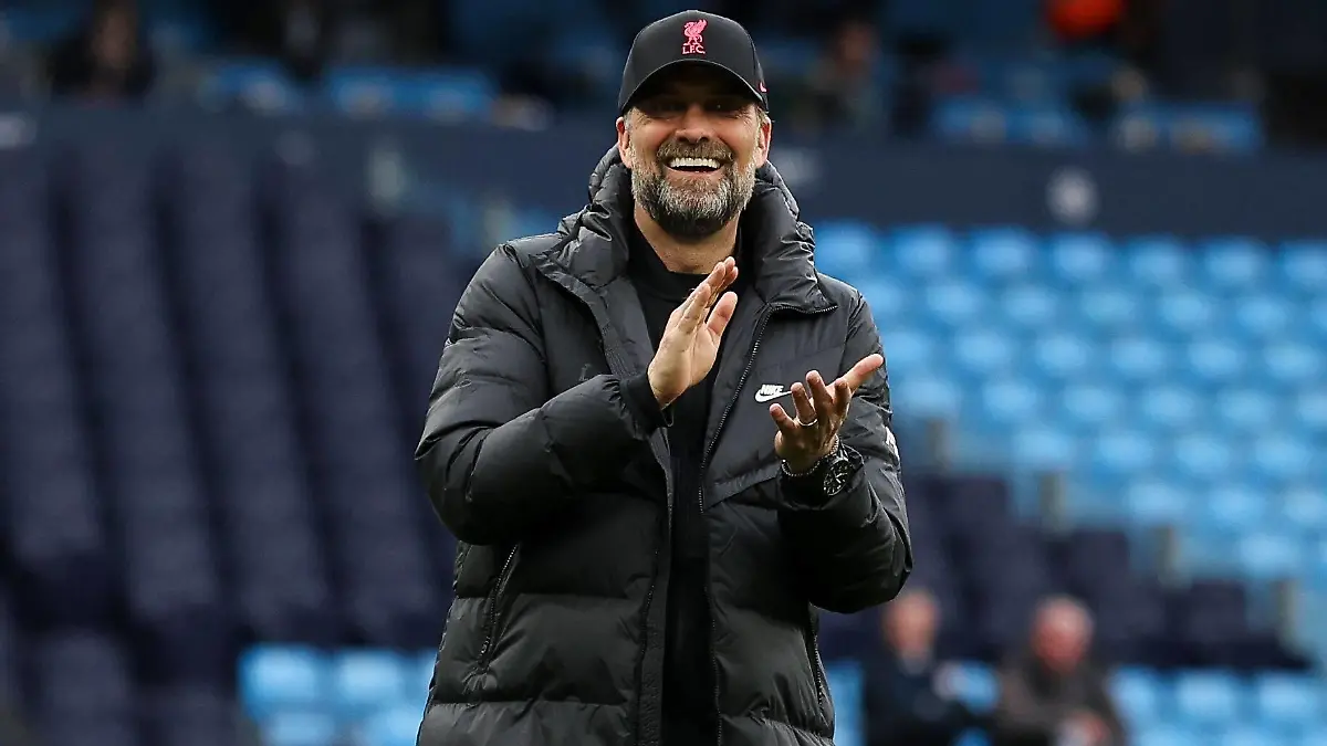 Mandatory Credit: Photo by Paul Currie/Shutterstock 12887049fn Jürgen Klopp manager of Liverpool reappears on the pitch as the Liverpool fans have been kept inside the stadium Manchester City v Liverpool, Premier League, Football, Etihad Stadium, Manchester, UK - 10 Apr 2022 EDITORIAL USE ONLY No use with unauthorised audio, video, data, fixture lists, club/league logos or live services. Online in-match use limited to 120 images, no video emulation. No use in betting, games or single club/league/player publications. Manchester City v Liverpool, Premier League, Football, Etihad Stadium, Manchester, UK - 10 Apr 2022 EDITORIAL USE ONLY No use with unauthorised audio, video, data, fixture lists, club/league logos or live services. Online in-match use limited to 120 images, no video emulation. No use in betting, games or single club/league/player publications. PUBLICATIONxINxGERxSUIxAUTXHUNxGRExMLTxCYPxROMxBULxUAExKSAxONLY Copyright: xPaulxCurrie/Shutterstockx 12887049fn