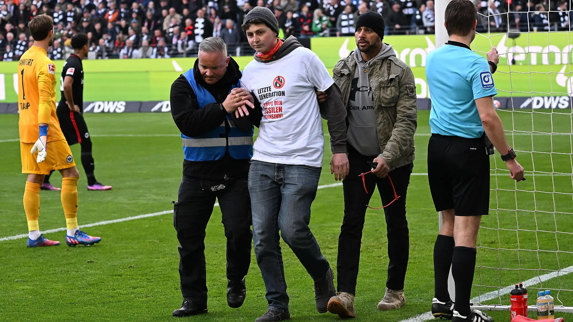 10.04.2022, xjhx, Fussball 1.Bundesliga, Eintracht Frankfurt - SC Freiburg emspor, v.l. Protest Aktion Aktivisten haben sich an den Torpfosten angekettet Letzte Generation stoppt den fossilen wahnsinn DFL/DFB REGULATIONS PROHIBIT ANY USE OF PHOTOGRAPHS as IMAGE SEQUENCES and/or QUASI-VIDEO Frankfurt am Main *** 10 04 2022, xjhx, football 1 Bundesliga, Eintracht Frankfurt SC Freiburg emspor, v l protest action activists have chained themselves to the goalposts Letzte Generation stoppt den fossilen wahnsinn DFL DFB REGULATIONS PROHIBIT ANY USE OF PHOTOGRAPHS AS IMAGE SEQUENCES AND OR QUASI VIDEO Frankfurt am Main 