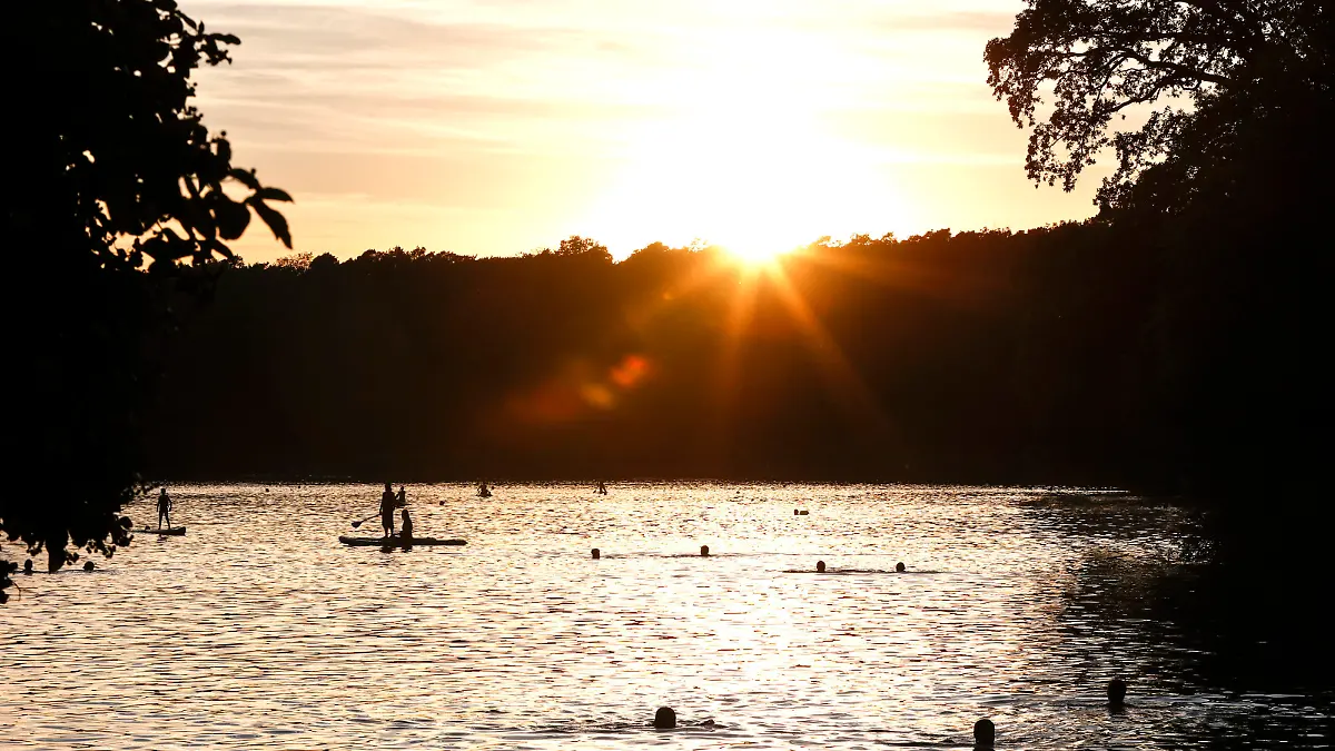 Berlin, 11.08.2022 - Sonnenuntergang am Schlachtensee. Die Hitzewelle setzt sich in den naechsten Tagen fort.