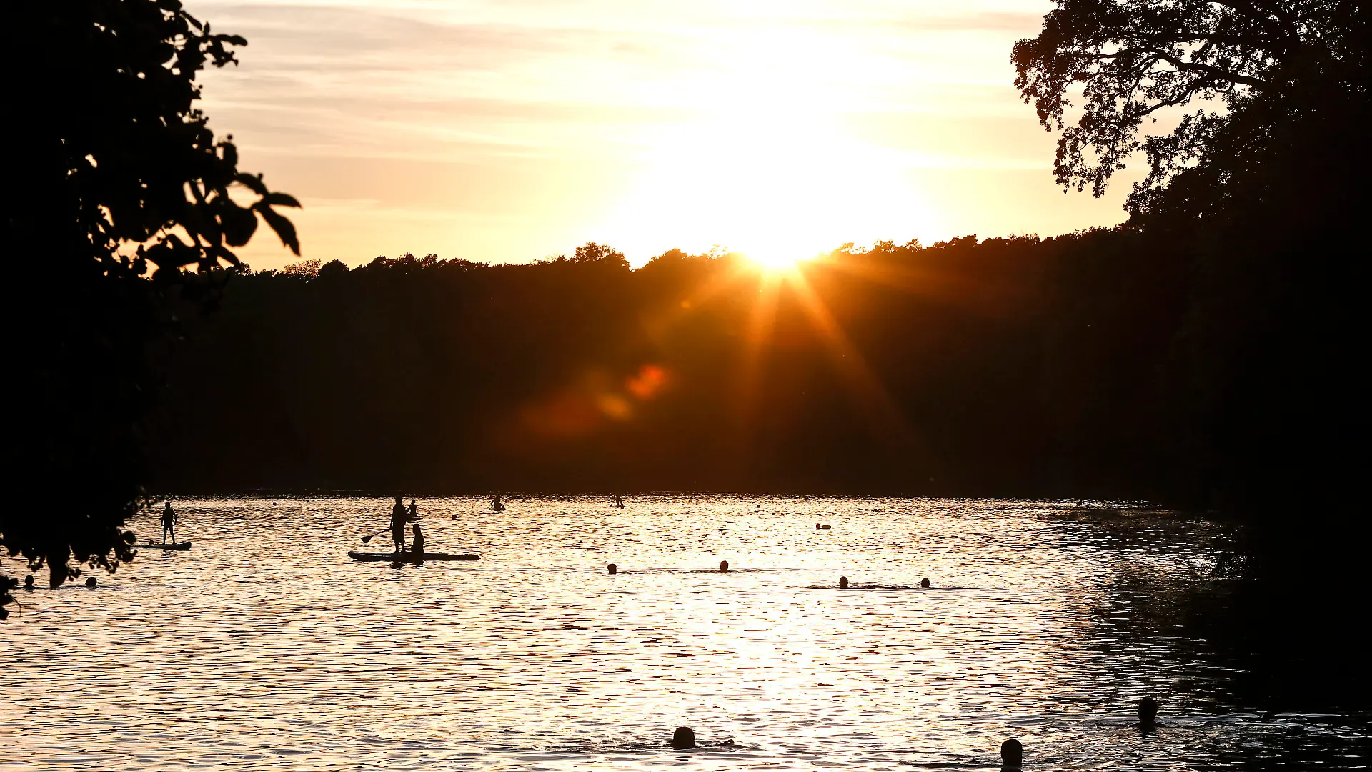 Berlin, 11.08.2022 - Sonnenuntergang am Schlachtensee. Die Hitzewelle setzt sich in den naechsten Tagen fort.
