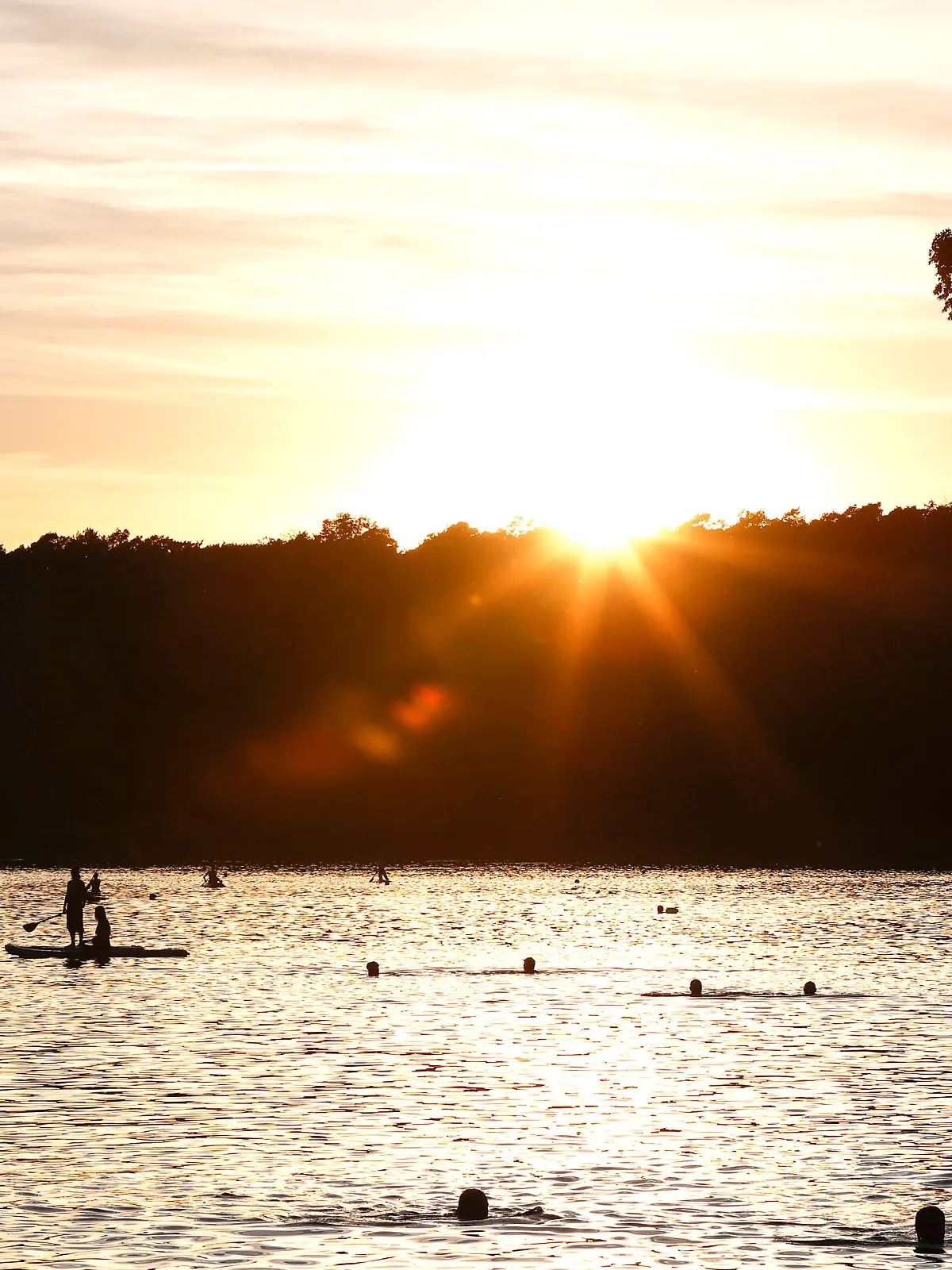 Berlin, 11.08.2022 - Sonnenuntergang am Schlachtensee. Die Hitzewelle setzt sich in den naechsten Tagen fort.