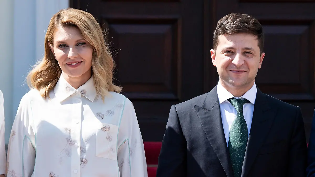 ARCHIV - 18.06.2019, Berlin: Wolodymyr Selenskyj (r), Präsident der Ukraine, und seine Frau Olena Selenska stehen vor dem Schloss Bellevue. (zu dpa: "Selenskyjs Ehefrau fühlt sich wie in «schlechtem Actionfilm»") Foto: Bernd von Jutrczenka/dpa +++ dpa-Bildfunk +++
