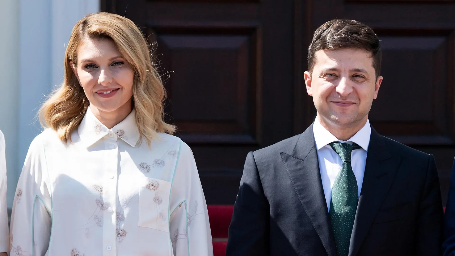 ARCHIV - 18.06.2019, Berlin: Wolodymyr Selenskyj (r), Präsident der Ukraine, und seine Frau Olena Selenska stehen vor dem Schloss Bellevue. (zu dpa: "Selenskyjs Ehefrau fühlt sich wie in «schlechtem Actionfilm»") Foto: Bernd von Jutrczenka/dpa +++ dpa-Bildfunk +++
