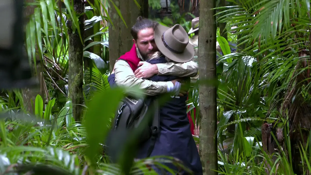 Maurice Dziwak tröstet Anna-Carina Woitschack