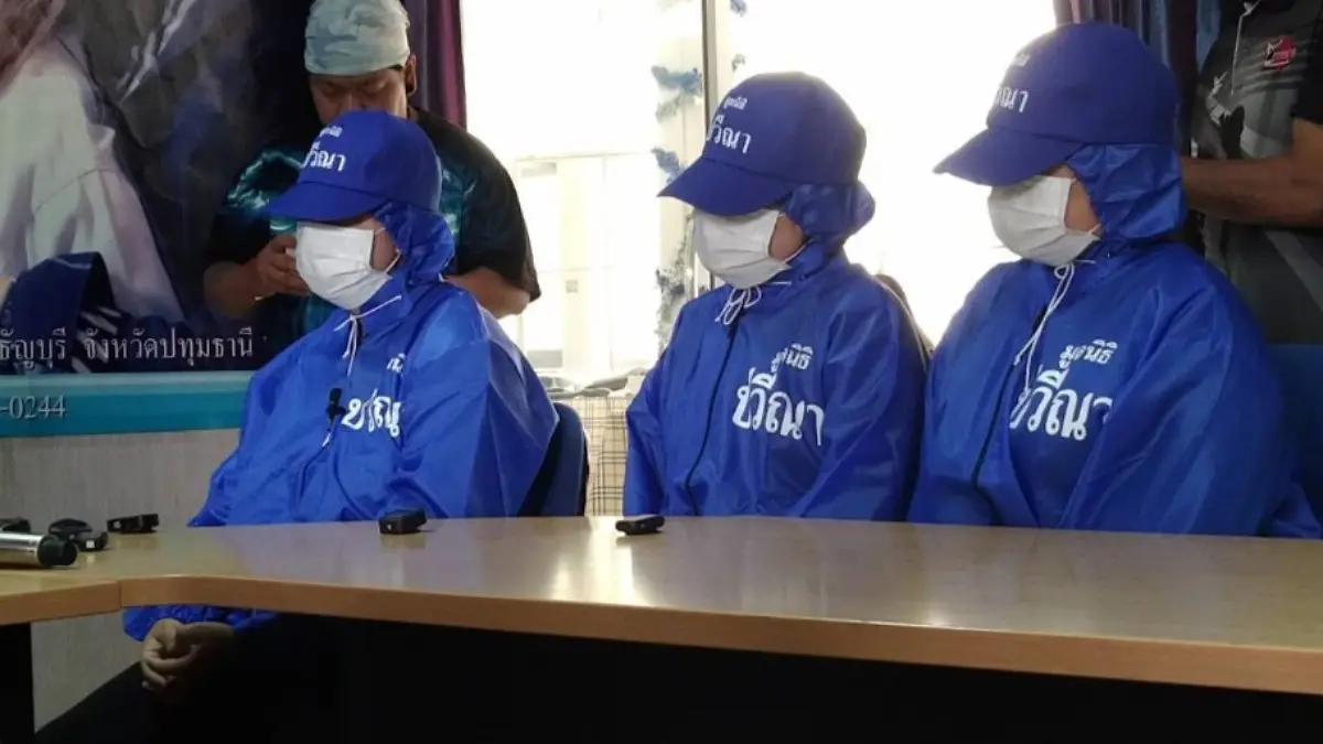 Bei einer Pressekonferenz berichten die frei befreiten Frauen anonym von ihrem Martyrium.