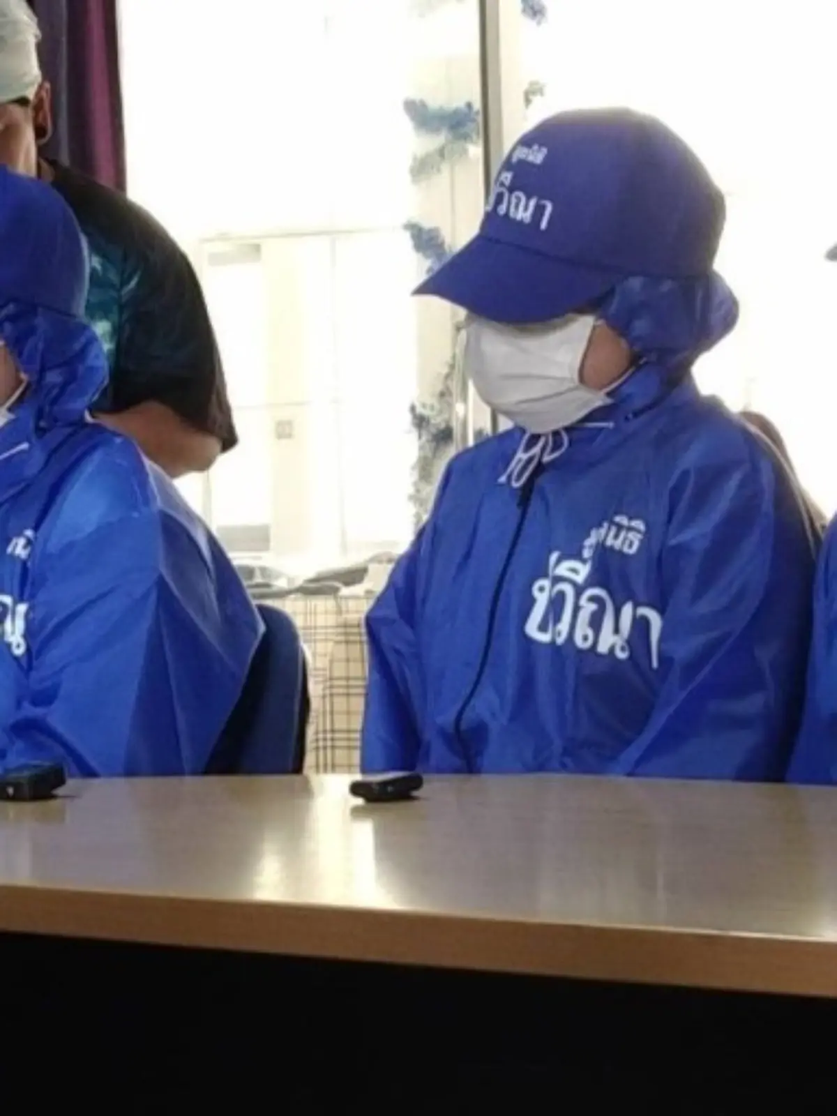 Bei einer Pressekonferenz berichten die frei befreiten Frauen anonym von ihrem Martyrium.