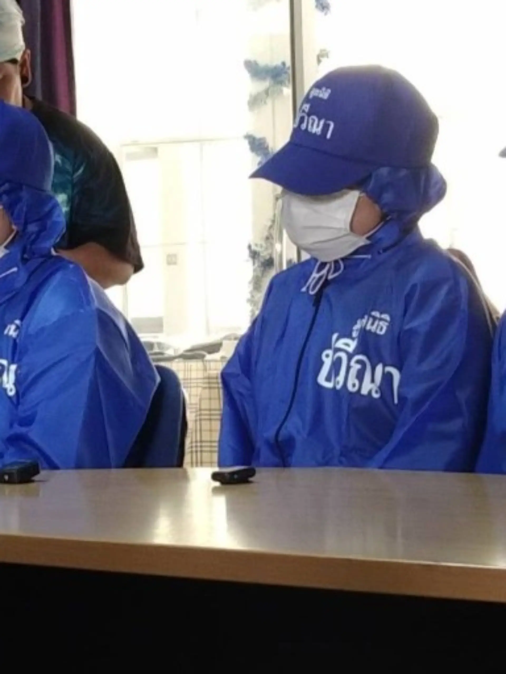 Bei einer Pressekonferenz berichten die frei befreiten Frauen anonym von ihrem Martyrium.