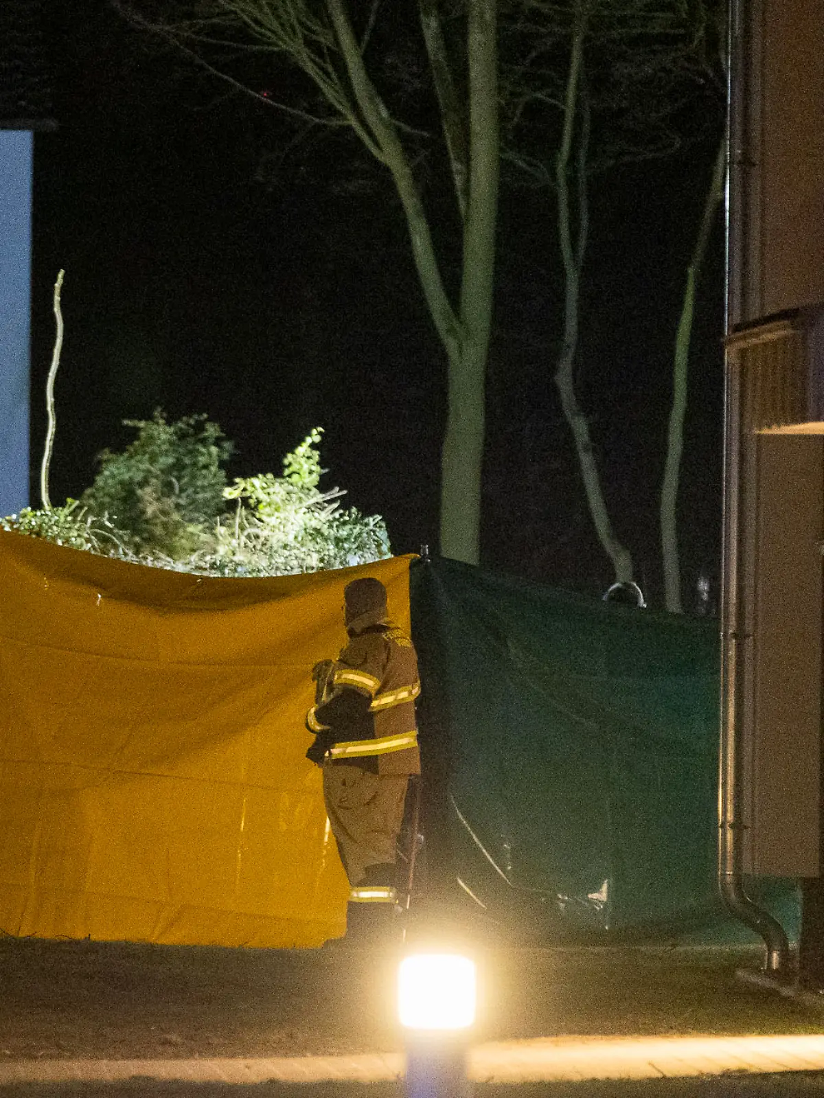 Großer und dramatischer Einsatz in der beschaulichen Wohnsiedlung im Stadtteil Friedrichsfeld am frühen Samstagmorgen. Nach RTL-Informationen ist Frau auf der Straße erstochen worden. Der Täter ist auf der Flucht.