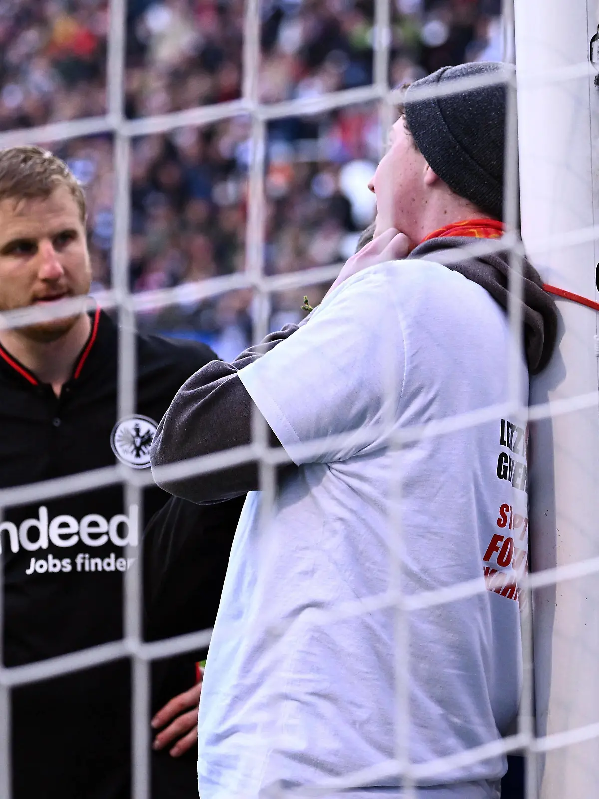 10.04.2022, xjhx, Fussball 1.Bundesliga, Eintracht Frankfurt - SC Freiburg emspor, v.l. Martin Hinteregger Eintracht Frankfurt zautz Protest Aktion Aktivisten haben sich an den Torpfosten angekettet Letzte Generation stoppt den fossilen wahnsinn DFL/DFB REGULATIONS PROHIBIT ANY USE OF PHOTOGRAPHS as IMAGE SEQUENCES and/or QUASI-VIDEO Frankfurt am Main *** 10 04 2022, xjhx, Fussball 1 Bundesliga, Eintracht Frankfurt SC Freiburg emspor, v l Martin Hinteregger Eintracht Frankfurt zautz protest action activists have chained themselves to the goalpost Letzte Generation halt den fossilen wahnsinn DFL DFB REGULATIONS PROHIBIT ANY USE OF PHOTOGRAPHS AS IMAGE SEQUENCES AND OR QUASI VIDEO Frankfurt am Main 