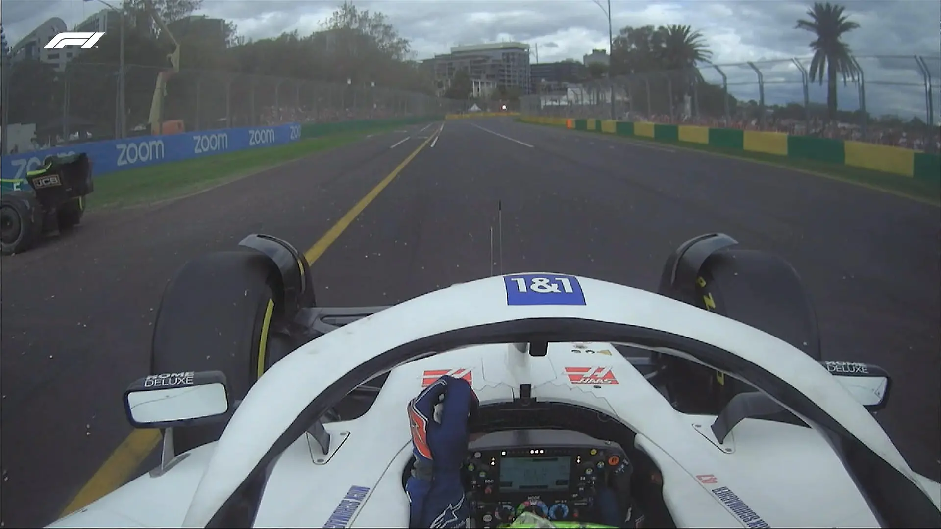 Daumen hoch? Mick Schumacher erkundigt sich bei Sebastian Vettel nach dessen Crash in Melbourne.