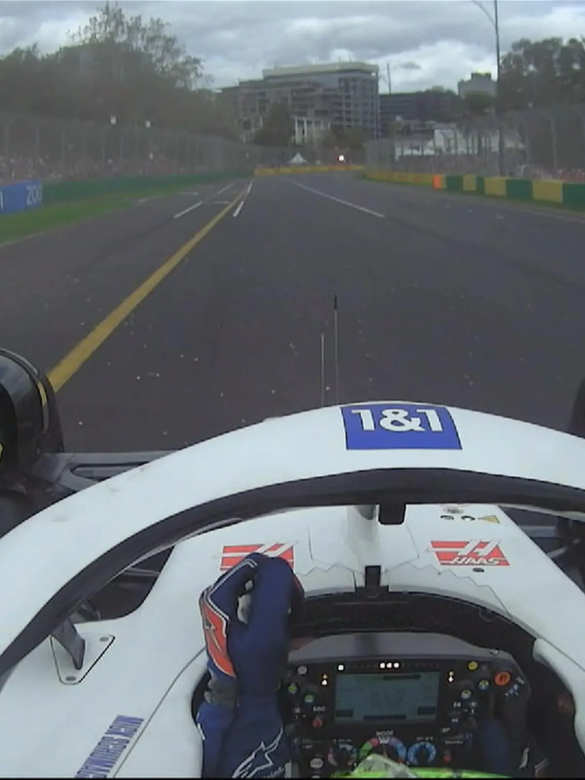 Daumen hoch? Mick Schumacher erkundigt sich bei Sebastian Vettel nach dessen Crash in Melbourne.