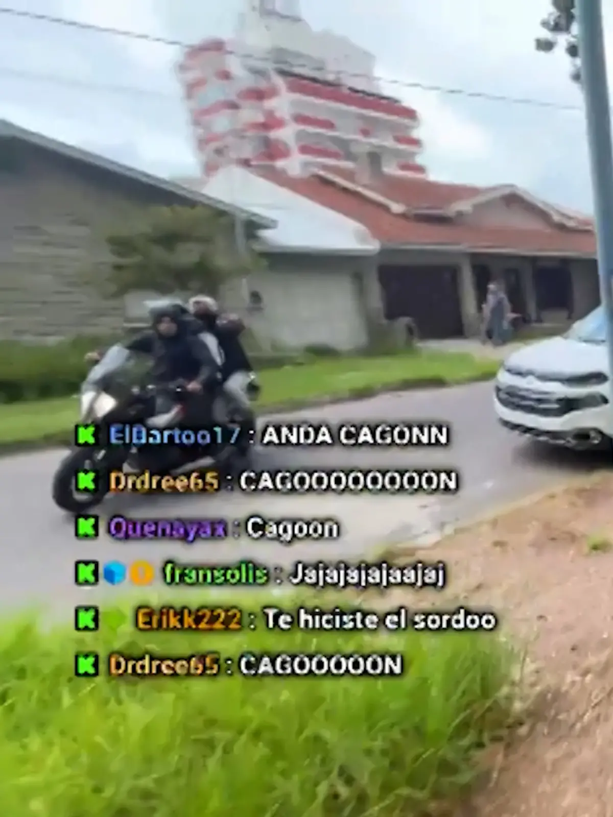 Der Streamer und seine Freundin werden plötzlich von drei Männern auf dem Motorroller bedroht. 