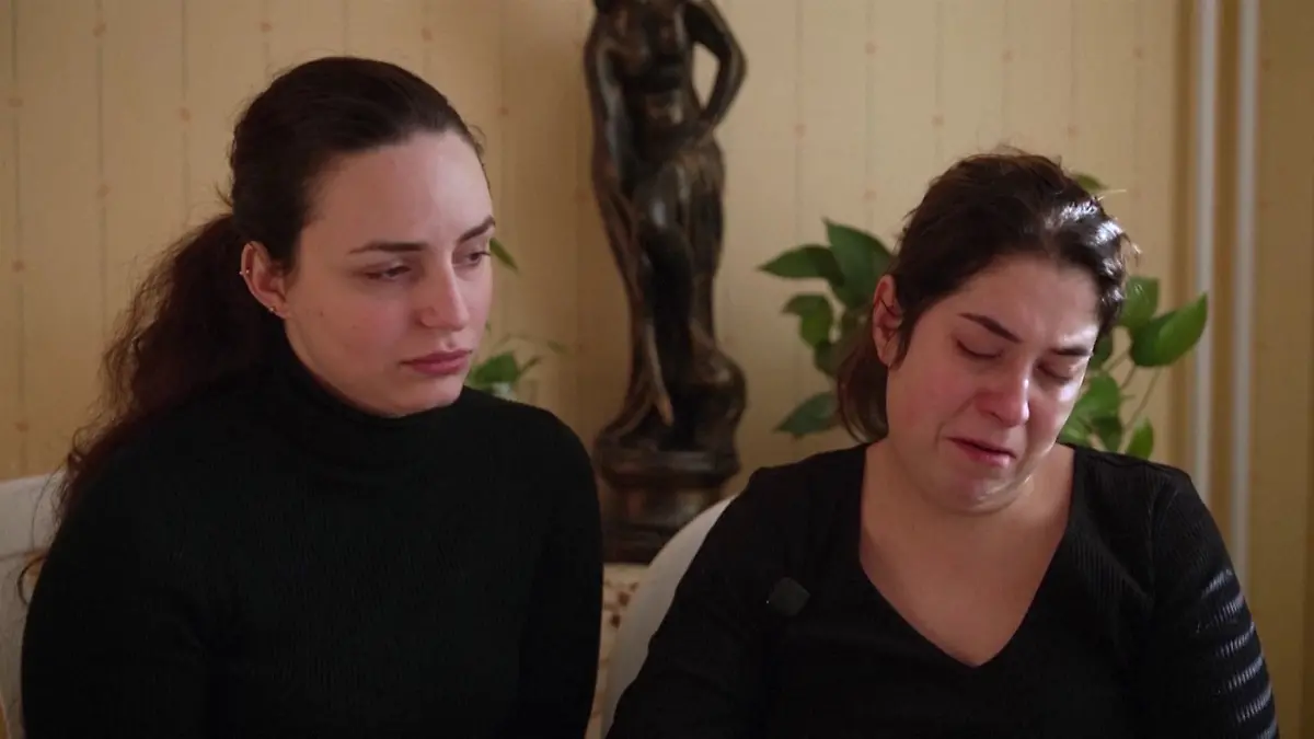 Alia und Iskefs Schwester Hanan sind am Boden zerstört.