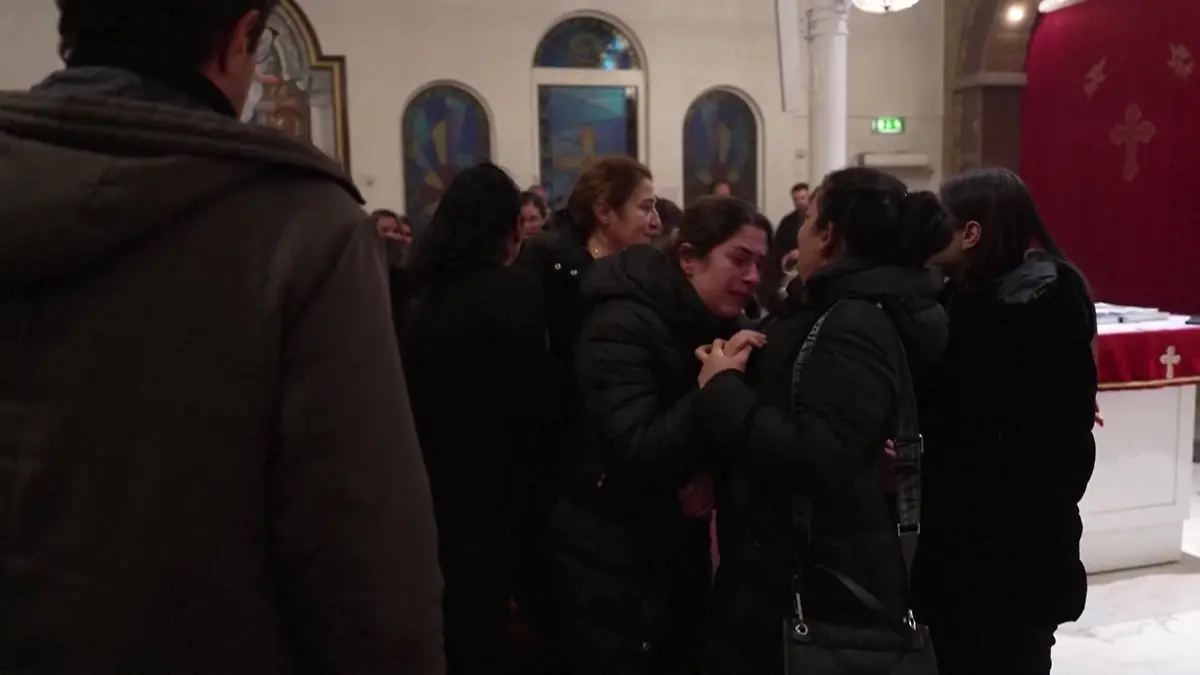 Familienangehörige von Salim Iskef trauern in der Marienkirche in Örebro.