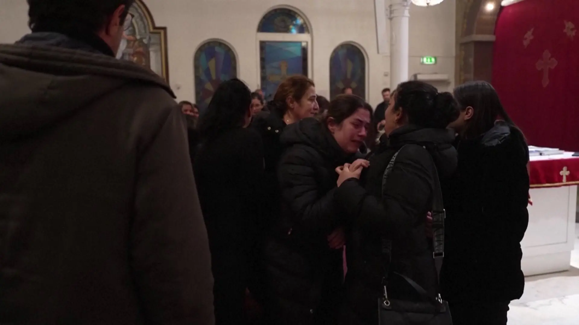 Familienangehörige von Salim Iskef trauern in der Marienkirche in Örebro.