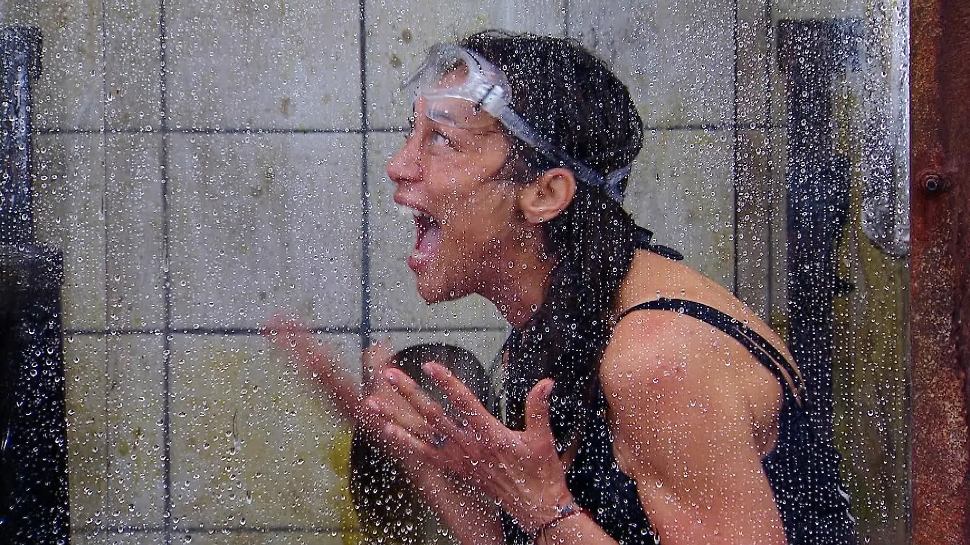 Maurice brüllt panisch: „Lilly! Mach auf. Lilly! Lillyyyyyyyy!” Lilly Becker scheint zu erkennen, dass die Situation in der gemeinsamen Dschungprüfung „Stock-Schauer” mit Maurice ausweglos ist. Drei Minuten von insgesamt sieben sind erst vorbei. Und so ruft Lilly, weiter herzhaft lachend: „Ich bin ein Star  Holt mich hier raus!” Damit ist die Dschungelprüfung vorbei. Null statt sieben Sterne.

+++ Die Verwendung des sendungsbezogenen Materials ist nur mit dem Hinweis und Verlinkung auf RTL+ gestattet. +++