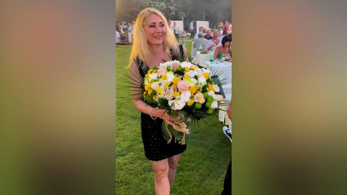 Glückliches Geburtstagskind: Valentin Lusins Mama Tatjana strahlt übers ganze Gesicht.