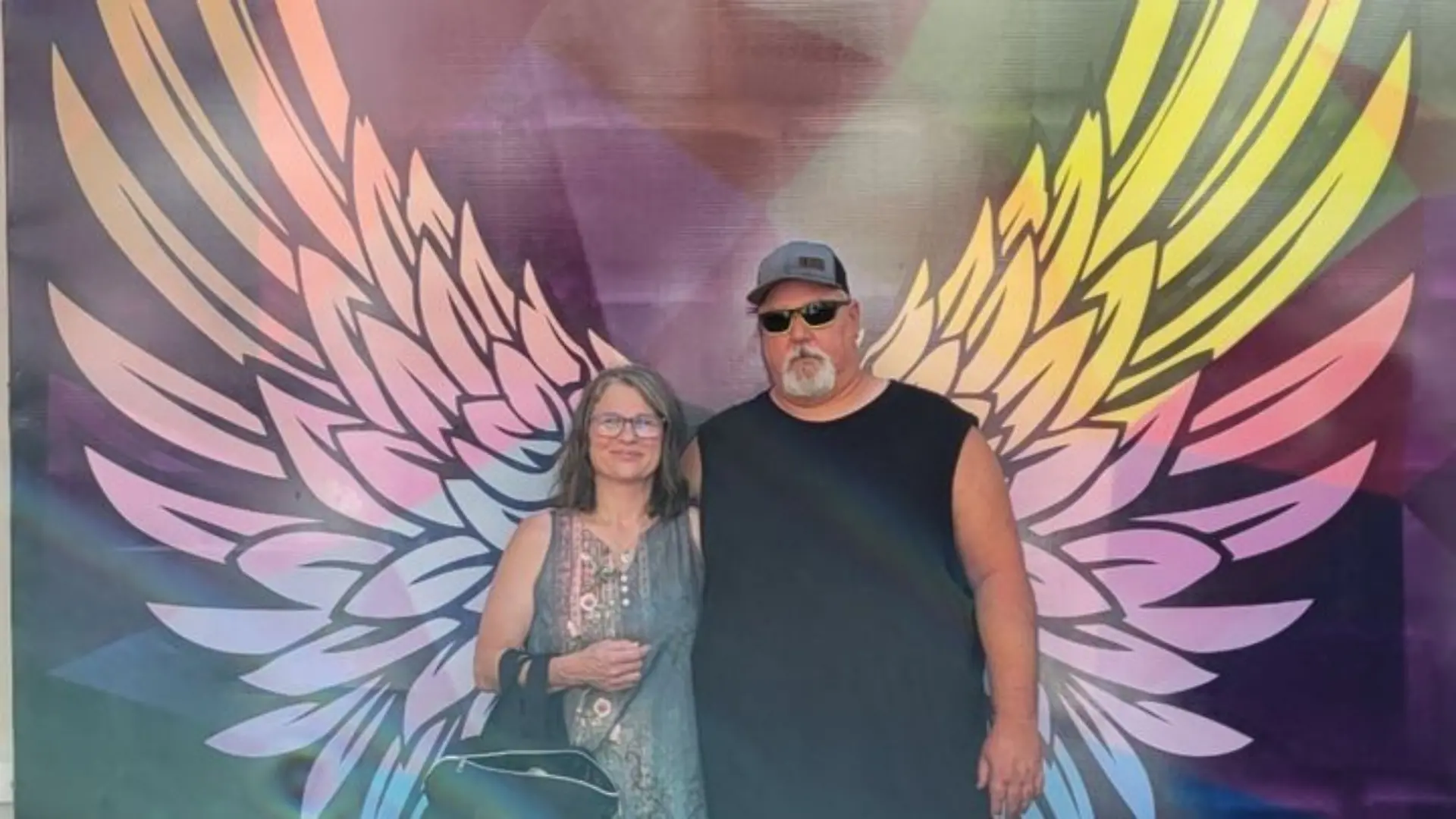 Es sollte die Reise ihres Lebens werden! Jetzt bleiben Mike Cameron und seine Partnerin Tami auf einer krassen Geldsumme sitzen. Aus DIESEM Grund.