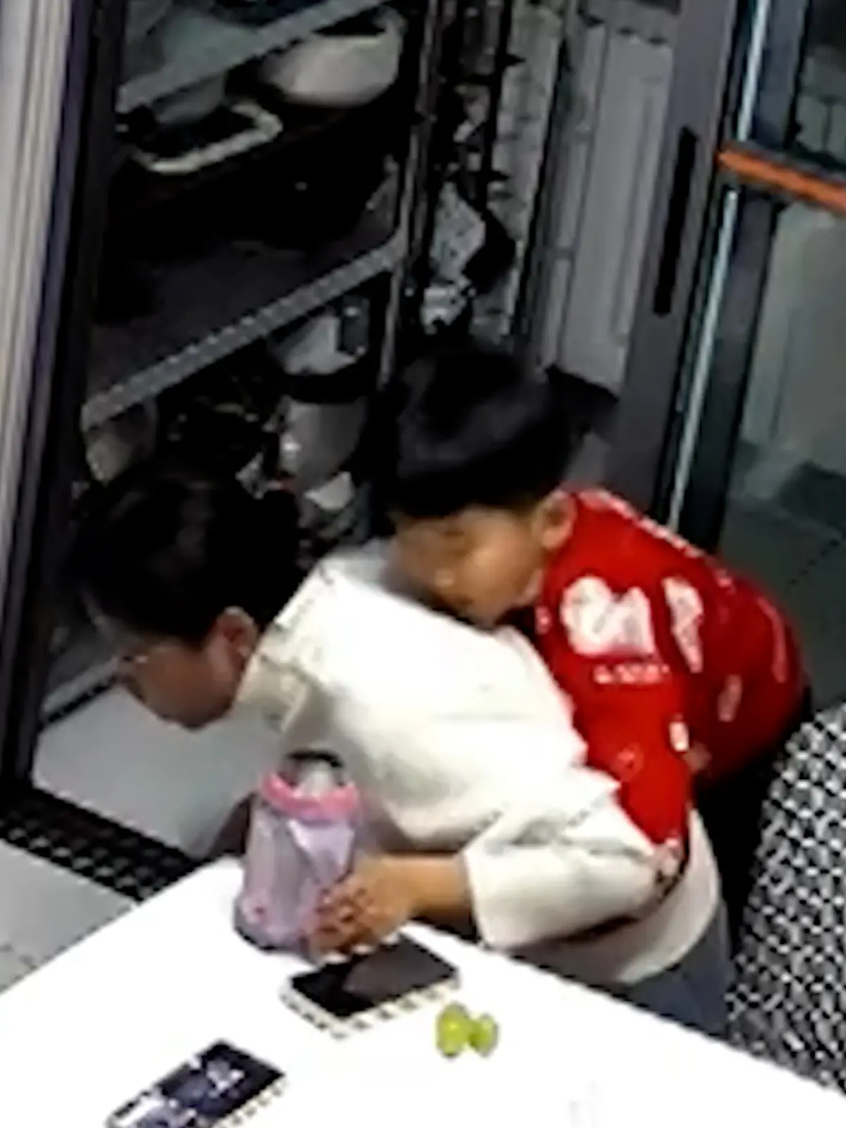 Der 10-Jährige rettet seine Mutter mit dem sogenannten Heimlich-Manöver.