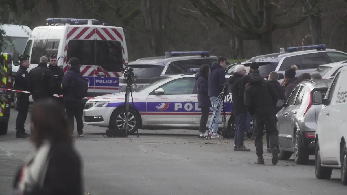 Die Polizei sucht am Sonntag mit mehr als 120 Beamten nach der Tatwaffe.