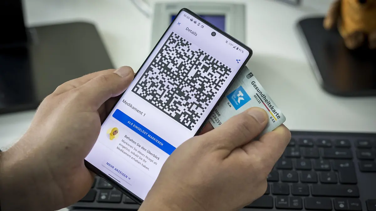 Vorstellung des elektronischen Rezepts, ein QR Code auf dem Handy kann z.B. zum Einloesen und Abholen von Medikamenten in einer Apotheke benutzt werden.