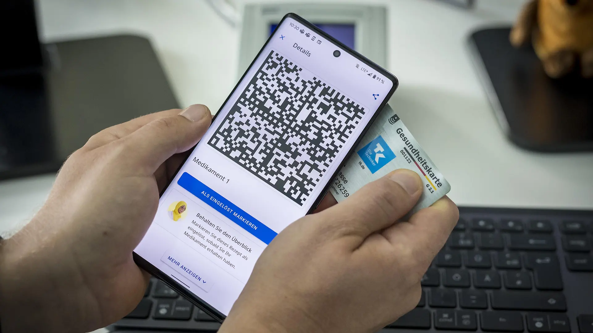 Vorstellung des elektronischen Rezepts, ein QR Code auf dem Handy kann z.B. zum Einloesen und Abholen von Medikamenten in einer Apotheke benutzt werden.