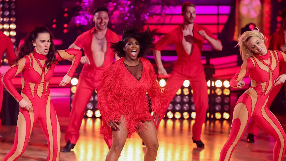 08.04.2022, Nordrhein-Westfalen, Köln: Motsi Mabuse (M), Jurymitglied, tanzt in der RTL-Tanzshow «Let's Dance» im Coloneum. Foto: Rolf Vennenbernd/dpa +++ dpa-Bildfunk +++