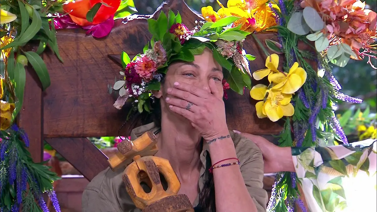 „Wir würden dir jetzt Sekt bringen, aber wir bringen dir etwas anderes”, kündigt Sonja Zietlow an. Und da ist es schon um Lilly Becker geschehen ...