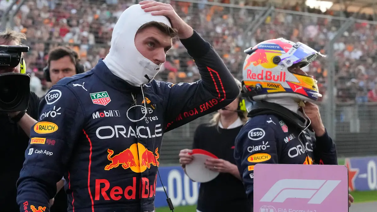 09.04.2022, Australien, Melbourne: Motorsport: Formel-1-Weltmeisterschaft, vor dem Grand Prix von Australien, Qualifyings: Max Verstappen aus den Niederlanden vom Team Oracle Red Bull und Teamkollege Sergio Perez aus Mexiko reagieren nach dem Qualifying. Der Große Preis von Australien findet am 10.04.2022 in Melbourne statt. Foto: Simon Baker/EPA POOL/AP/dpa +++ dpa-Bildfunk +++